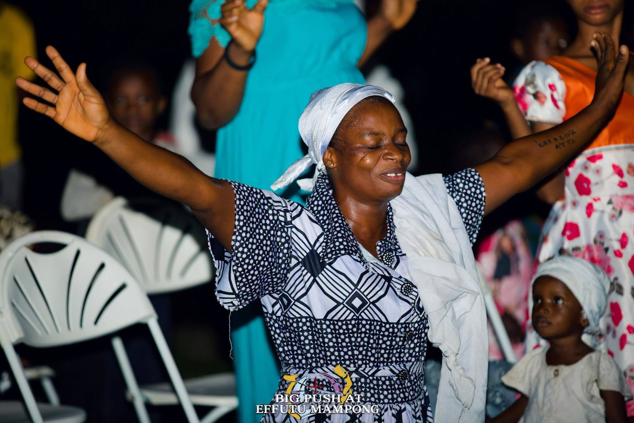 THE HEAVENS CAME DOWN, SOULS WERE WON, THERE WAS AN OUTPOURING OF THE HOLY SPIRIT.THE BIG PUSH SOUL WINNING CRUSADE AT EFUTU MAMPONG DAY 1 WAS FULL OF GOD’S GLORY .   THE BIG PUSH MINI CRUSADE. ITS A MOVEMENT TO SAVE SOULS AND IGNITE REVIVAL. WE ARE CALLING ON SPONSORS  AND PARTNERS TO HELP US TAKE