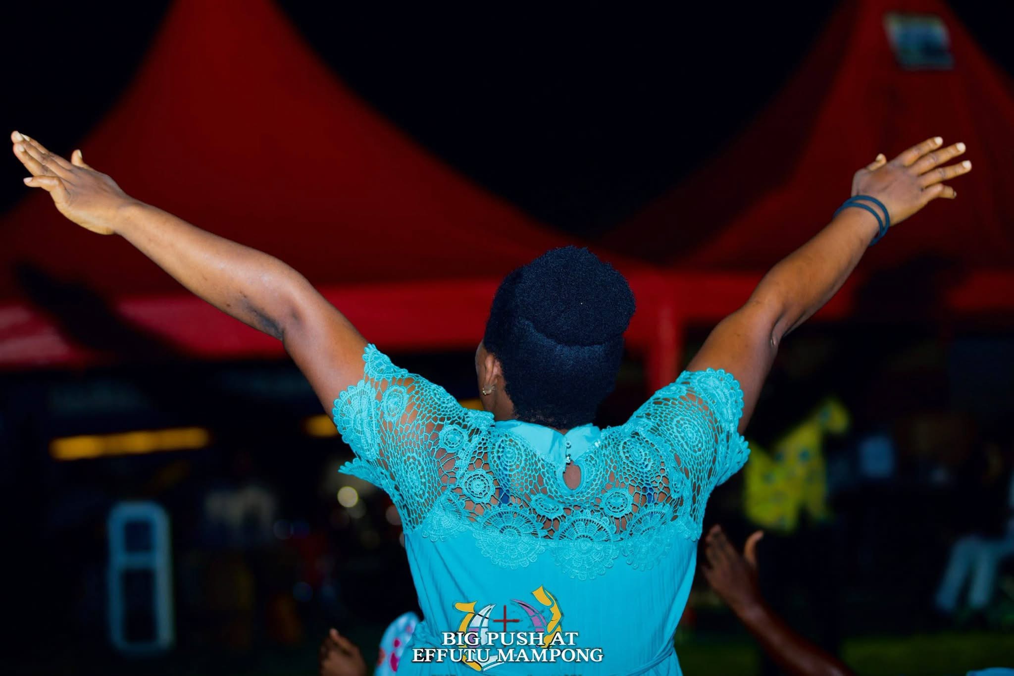 THE HEAVENS CAME DOWN, SOULS WERE WON, THERE WAS AN OUTPOURING OF THE HOLY SPIRIT.THE BIG PUSH SOUL WINNING CRUSADE AT EFUTU MAMPONG DAY 1 WAS FULL OF GOD’S GLORY .   THE BIG PUSH MINI CRUSADE. ITS A MOVEMENT TO SAVE SOULS AND IGNITE REVIVAL. WE ARE CALLING ON SPONSORS  AND PARTNERS TO HELP US TAKE