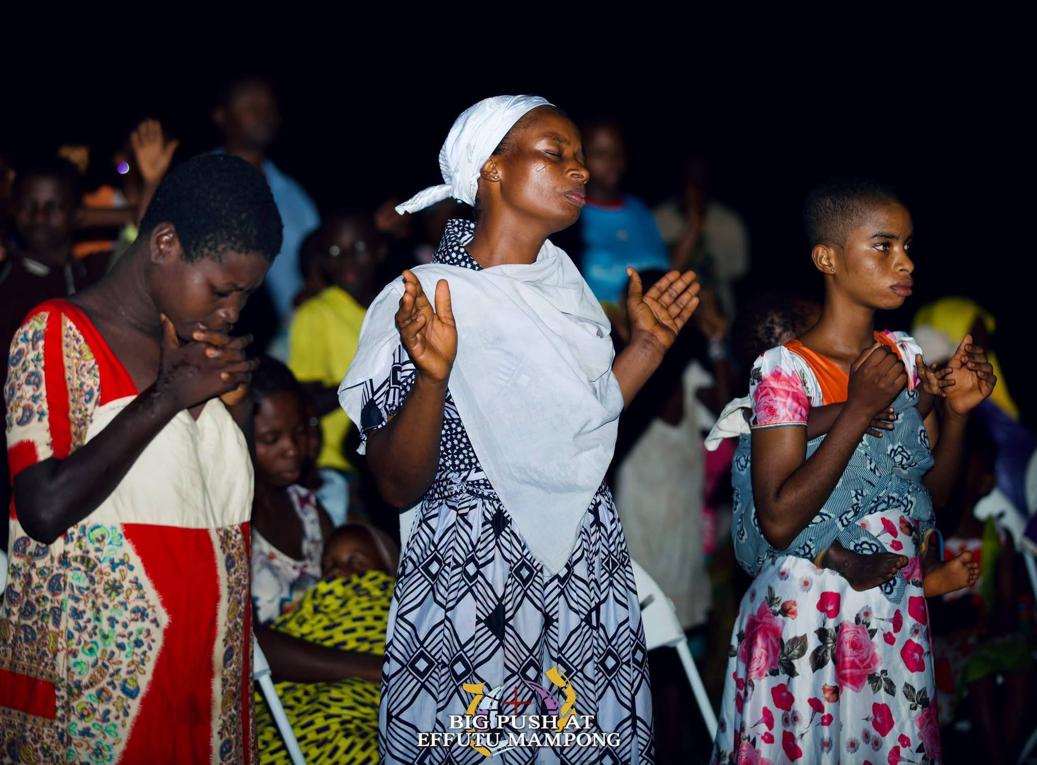 THE HEAVENS CAME DOWN, SOULS WERE WON, THERE WAS AN OUTPOURING OF THE HOLY SPIRIT.THE BIG PUSH SOUL WINNING CRUSADE AT EFUTU MAMPONG DAY 1 WAS FULL OF GOD’S GLORY .   THE BIG PUSH MINI CRUSADE. ITS A MOVEMENT TO SAVE SOULS AND IGNITE REVIVAL. WE ARE CALLING ON SPONSORS  AND PARTNERS TO HELP US TAKE
