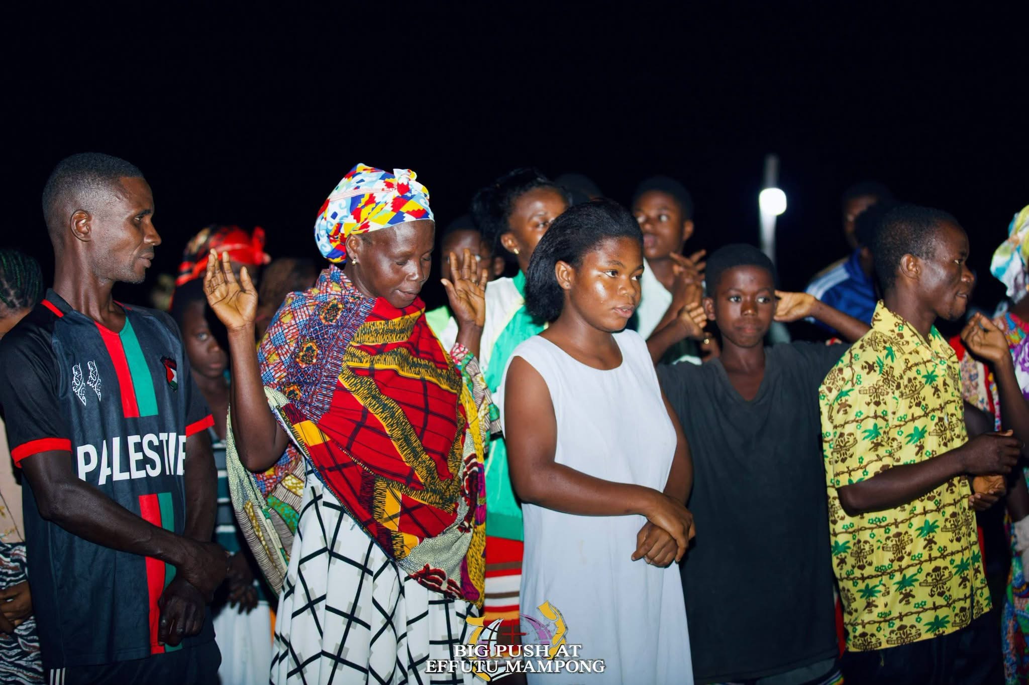 THE HEAVENS CAME DOWN, SOULS WERE WON, THERE WAS AN OUTPOURING OF THE HOLY SPIRIT.THE BIG PUSH SOUL WINNING CRUSADE AT EFUTU MAMPONG DAY 1 WAS FULL OF GOD’S GLORY .   THE BIG PUSH MINI CRUSADE. ITS A MOVEMENT TO SAVE SOULS AND IGNITE REVIVAL. WE ARE CALLING ON SPONSORS  AND PARTNERS TO HELP US TAKE