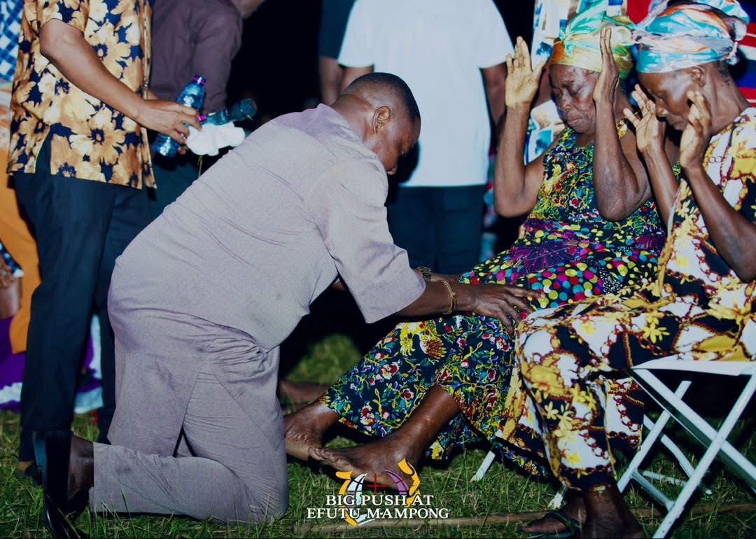 THE HEAVENS CAME DOWN, SOULS WERE WON, THERE WAS AN OUTPOURING OF THE HOLY SPIRIT.THE BIG PUSH SOUL WINNING CRUSADE AT EFUTU MAMPONG DAY 2 WAS FULL OF GOD’S GLORY .   THE BIG PUSH MINI CRUSADE. ITS A MOVEMENT TO SAVE SOULS AND IGNITE REVIVAL. WE ARE CALLING ON SPONSORS  AND PARTNERS TO HELP US TAKE