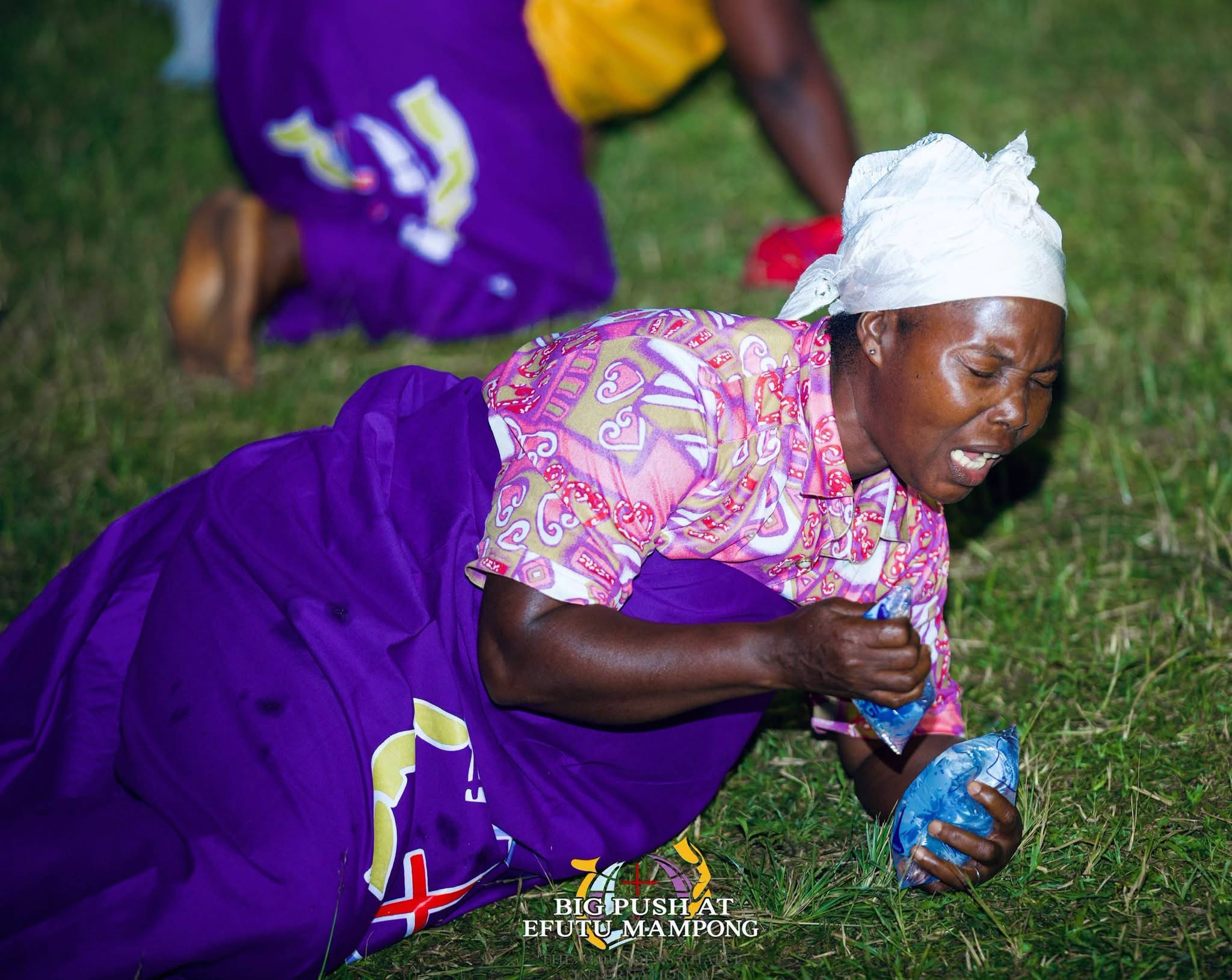 THE HEAVENS CAME DOWN, SOULS WERE WON, THERE WAS AN OUTPOURING OF THE HOLY SPIRIT.THE BIG PUSH SOUL WINNING CRUSADE AT EFUTU MAMPONG DAY 2 WAS FULL OF GOD’S GLORY .   THE BIG PUSH MINI CRUSADE. ITS A MOVEMENT TO SAVE SOULS AND IGNITE REVIVAL. WE ARE CALLING ON SPONSORS  AND PARTNERS TO HELP US TAKE