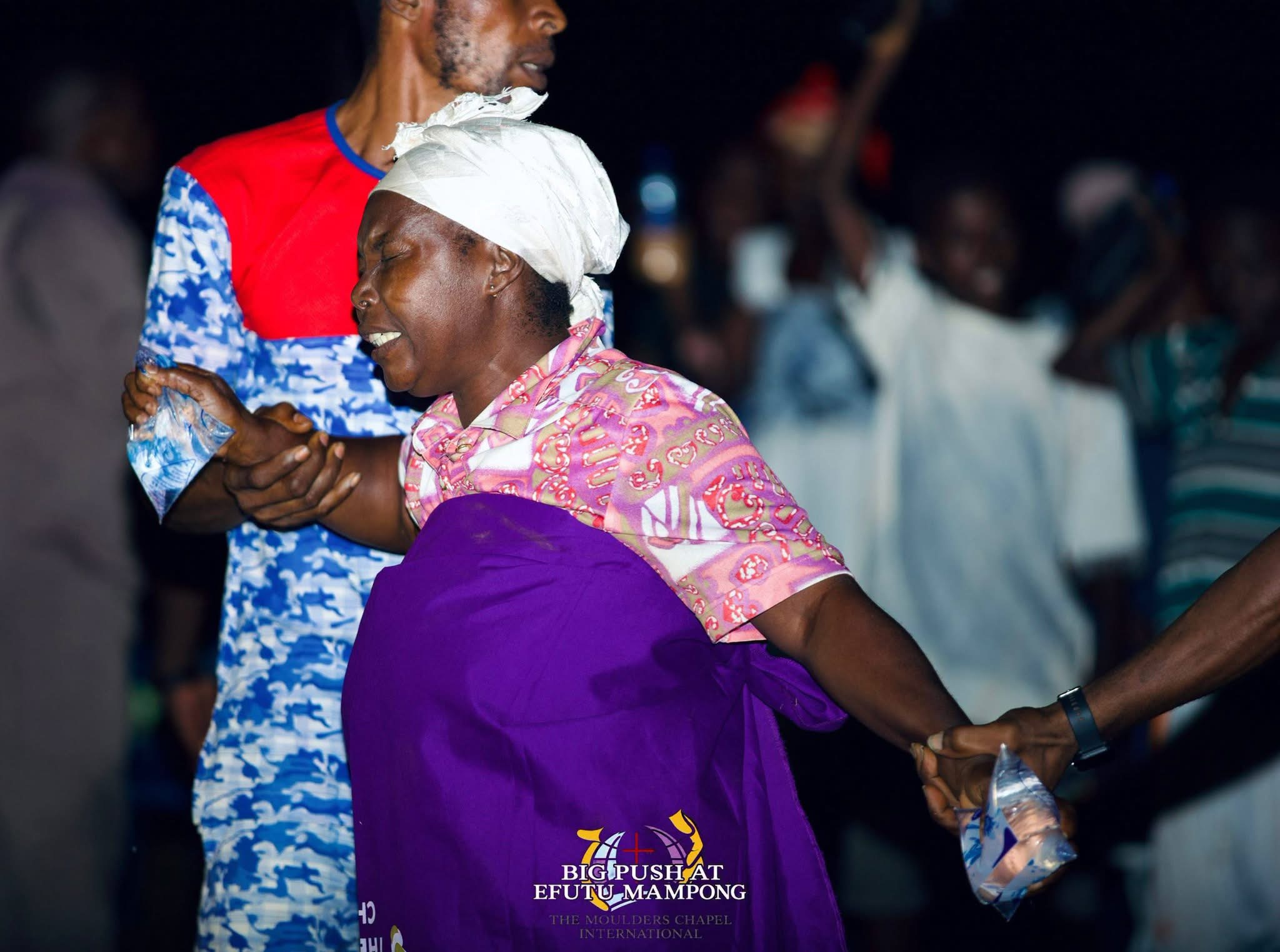 THE HEAVENS CAME DOWN, SOULS WERE WON, THERE WAS AN OUTPOURING OF THE HOLY SPIRIT.THE BIG PUSH SOUL WINNING CRUSADE AT EFUTU MAMPONG DAY 2 WAS FULL OF GOD’S GLORY .   THE BIG PUSH MINI CRUSADE. ITS A MOVEMENT TO SAVE SOULS AND IGNITE REVIVAL. WE ARE CALLING ON SPONSORS  AND PARTNERS TO HELP US TAKE