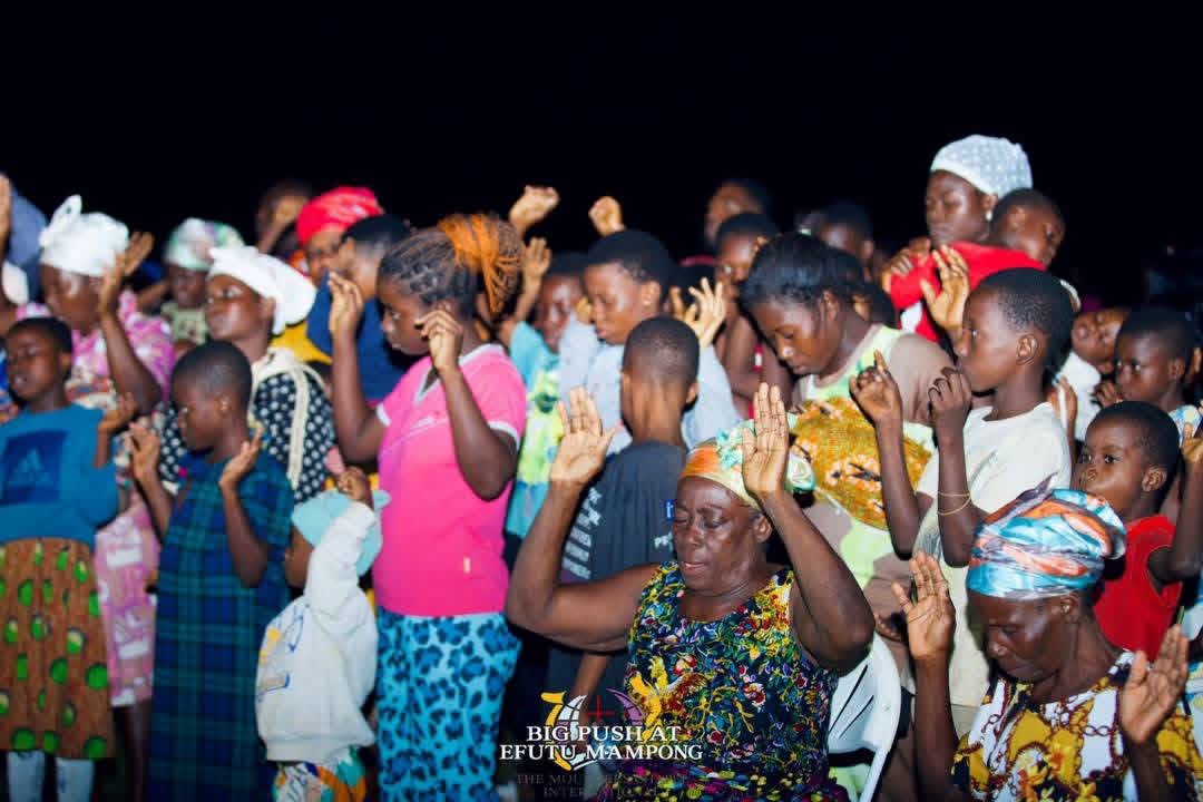 THE HEAVENS CAME DOWN, SOULS WERE WON, THERE WAS AN OUTPOURING OF THE HOLY SPIRIT.THE BIG PUSH SOUL WINNING CRUSADE AT EFUTU MAMPONG DAY 2 WAS FULL OF GOD’S GLORY .   THE BIG PUSH MINI CRUSADE. ITS A MOVEMENT TO SAVE SOULS AND IGNITE REVIVAL. WE ARE CALLING ON SPONSORS  AND PARTNERS TO HELP US TAKE